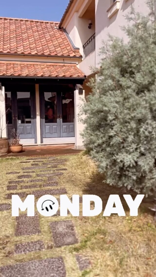🌈Monday salon work🌈

@ruriko_kokuu 
@rapport.azusa 投稿者📝

月曜日の美容室サロン分野は
只今2人で営業しております❣️

私達の
『私、月曜日働きたいです❣️』の声を元に
オーナーが柔軟な働き方を提案してくれます☺️✨

時短営業で一日に2人でmax
7〜8人くらい施術します✂︎✨

美容業界、愛知県では月曜日休みの
店舗が多い中、
元々定休日だった月曜日を
営業日として
働く環境に変えていただきました✨

普段店舗の違う2人が
月曜日はRAPPORTに集まり
技術の情報交換をしたり
子育ての悩みを共感したり
心強い存在として
切磋琢磨しています✂︎✨

【良い仕事に良い待遇、東海エリア1の働き方を目指して】

#美容師と繋がりたい
#美容師の休日
#愛知美容師
#名古屋美容師
#蟹江美容室
#弥富美容室
#美容師転職
#美容師中途採用
#スタイリスト求人
#アシスタント求人
#ママ美容師 
会社の代表の考えを活動が気になる方はコチラ💁 
@fumiyukiss 
【各店舗紹介】

◽︎蟹江
RAPPORT
@rapport_since2011 

2席のみの美容室Anaiss
@anaiss_since2020 

THREE
@three.s2021 

UN kanye
カフェ/ドライフラワー/焼菓子
@sotoha_kanie 

◽︎弥富
縁側のある美容室 穀雨
@kokuu_sotoha 

◽︎名古屋市八田
Miu.脱毛&ハーブピーリング専門店
@miu_herb