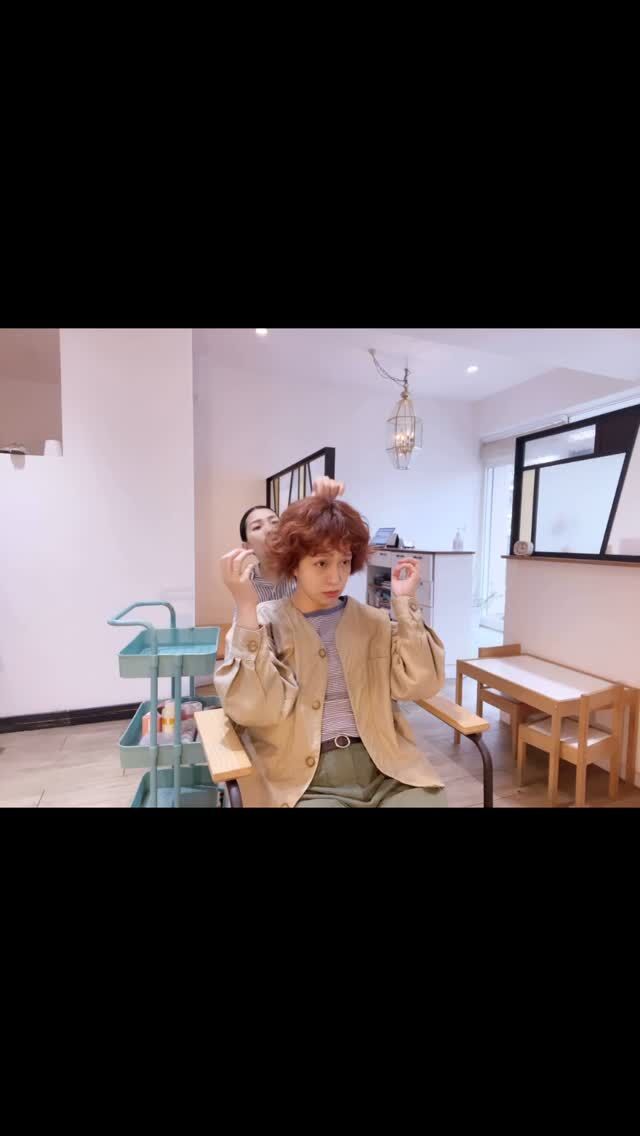 🌈私がソトハに入ったきっかけは
系列店Anaiss @harukawatanabeee 
渡邊　遥さんです🍎

違うサロンに勤めていて
育休中だった私が子供を連れていける
サロンを探していて
辿り着いたのが
『Anaiss』でした✂︎

その当時から
私の難しい髪を担当してくださり
時にはストレートをかけたり
最近はパーマにチェンジして
難しいことをわかりつつ
オーダーしても
いつもいい感じにしてくださります♩

普段なかなか会えなくても
こうして交流して
今は同じ会社で働いていて
なんだか不思議で嬉しい関係です🥺♩

ちゃんと1ヶ月も前からネット予約してます笑
(人気なので直前とか空いてません)
お会計もしっかりします✨

この関係も大切で
美容師になると髪って自分の店でもできるけど、
美容室に足を運んで施術をうけて
お金を払う

お客様と同じ目線で
感じれることを
仕事に活かしていこうと思います🌈

new Styleいいなって
思った方はコメントお願いします💞
@rapport.azusa 

#rapport 
#anaiss
#蟹江美容室 
#弥富美容室 
#スタイリスト募集 
#アシスタント募集 
#美容師転職 
#美容師求人 
#sns集客 
#リール初心者